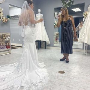 Brand new wedding dress size 10